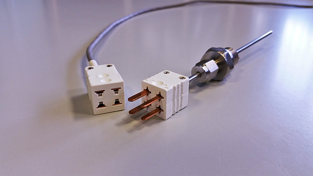 Pt1000 resistance thermometer with 4-pole connector