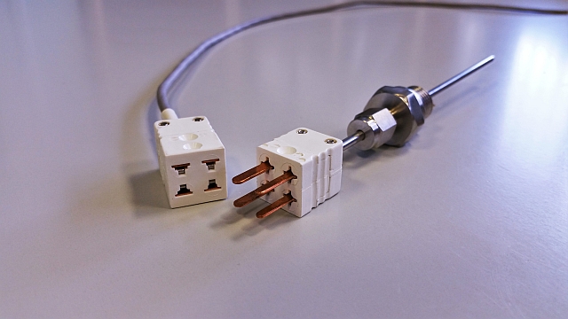 Pt1000 resistance thermometer with 4-pole connector